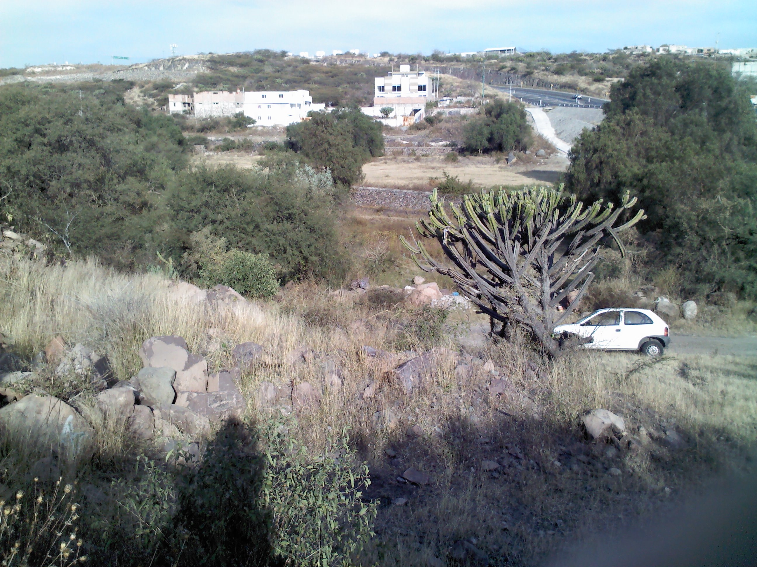 VENDO TERRENO ATRAS DEL PUEBLO DE JURICA, RUSTICO.